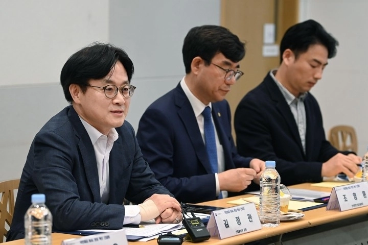 김정관 산업통상부 장관이 지난 5월 27일 성심당 롯데백화점 대전점에서 열린 국민체감 제조 AI 현장 확산 간담회에서 M.AX 확산 방안 등을 논의하고 있다.  연합뉴스