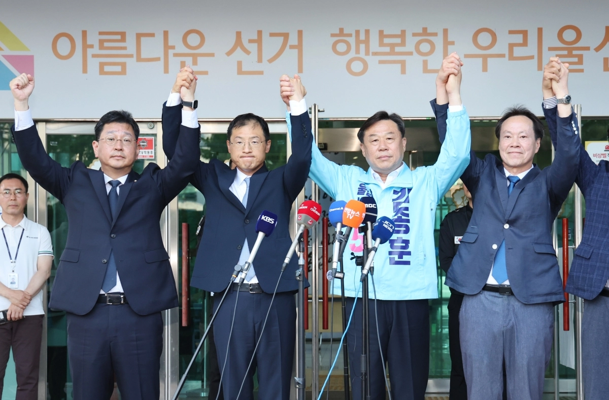 28일 울산 중구 울산시선거관리위원회 앞에서 더불어민주당 김상욱(왼쪽 두 번째), 진보당 김종훈(오른쪽 두 번째) 울산시장 후보가 김상욱 후보로의 단일화를 선언하고 함께 손을 잡고 인사하고 있다. 연합뉴스