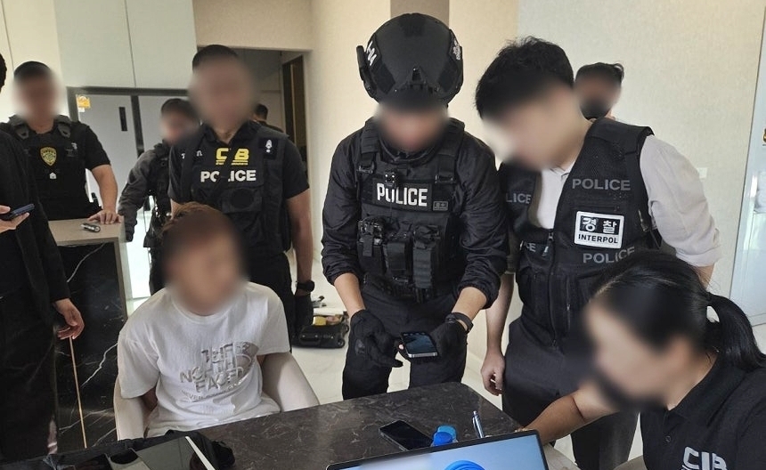 2025년 8월 캄보디아 범죄 단지에서 발생한 한국인 대학생 고문·살해사건에 관여한 혐의를 받는 스캠 조직의 총책급이 태국에서 검거됐다. 법무부·경찰청·국가정보원은 8일 태국 당국과 협력을 통해 중국 국적 함모씨를 태국 파타야에서 전날 검거했다고 밝혔다. 2026.1.8 경찰청 제공