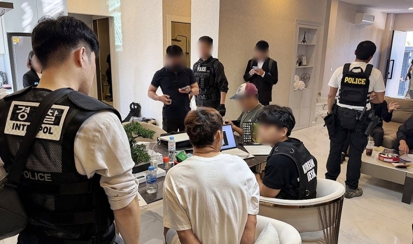 2025년 8월 캄보디아 범죄 단지에서 발생한 한국인 대학생 고문·살해사건에 관여한 혐의를 받는 스캠 조직의 총책급이 태국에서 검거됐다. 법무부·경찰청·국가정보원은 8일 태국 당국과 협력을 통해 중국 국적 함모씨를 태국 파타야에서 전날 검거했다고 밝혔다. 2026.1.8 경찰청 제공