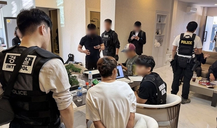 2025년 8월 캄보디아 범죄 단지에서 발생한 한국인 대학생 고문·살해사건에 관여한 혐의를 받는 스캠 조직의 총책급이 태국에서 검거됐다. 법무부·경찰청·국가정보원은 8일 태국 당국과 협력을 통해 중국 국적 함모씨를 태국 파타야에서 전날 검거했다고 밝혔다. 2026.1.8 경찰청 제공