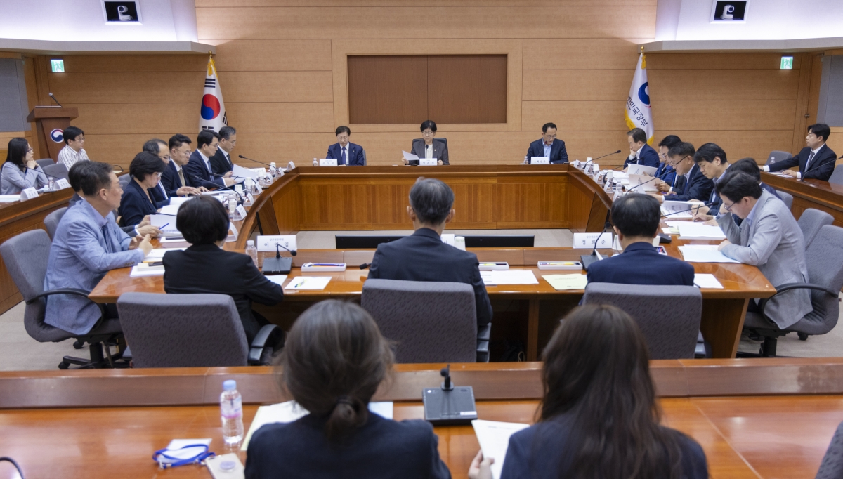 28일 정부서울청사에서 제5차 국민연금 기금운용위원회의가 열리고 있다. 위원회는 올해 국내주식 보유 목표 비중을 기존 14.9%에서 20.8%로 확대하는 내용이 담긴 ‘2027∼2031년 중기자산배분안’을 심의·의결했다. 2026.5.28  보건복지부 제공