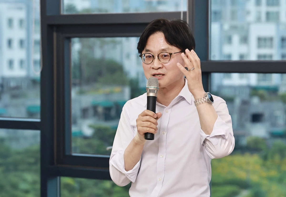 김정관 산업통상부 장관이 27일 세종에서 열린 출입기자 간담회에서 “올해 수출이 9000만 달러를 넘어설 것”이라며 세계 수출 5강에 진입할 것이라고 밝히고 있다. 산업통상부 제공