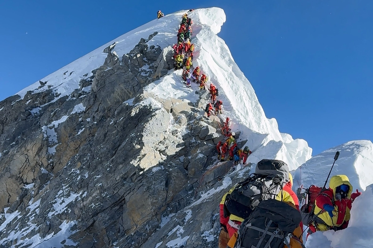 세계 최고봉, 하루에 274명 올랐다