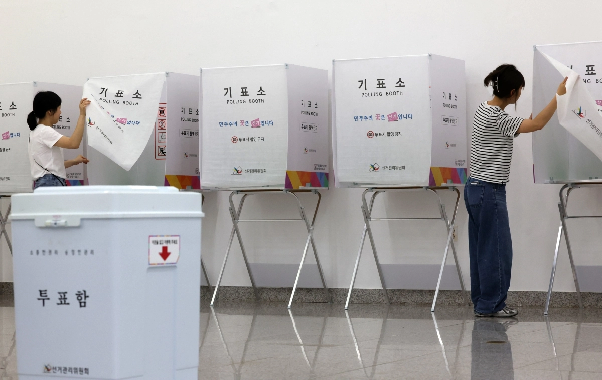 제9회 전국동시지방선거 사전투표 개시를 하루 앞둔 28일 광주 북구 전남대학교 컨벤션홀에 마련된 용봉동 사전투표소에서 선거사무원들이 사전투표소를 살펴보고 있다. 2026.5.28  연합뉴스