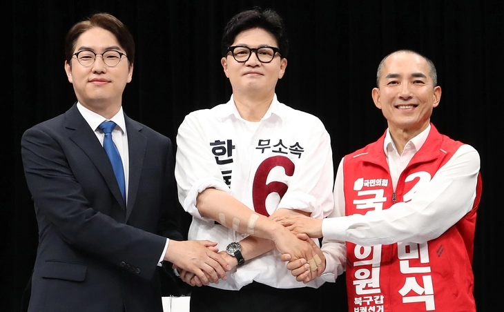 웃고는 있지만… 거친 신경전