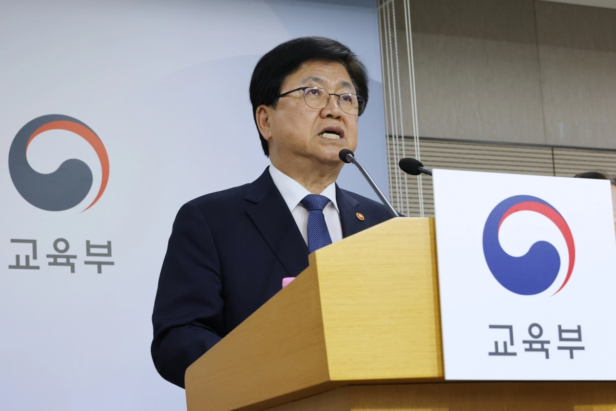 최교진 교육부 장관이 28일 세종시 정부세종청사에서 현장체험학습 지원 방안을 발표하고 있다.   발표에 따르면 내년 상반기부터는 수학여행 등 현장체험학습에서 고의 또는 중과실이 없는 안전사고에 대해서는 교사에게 법적 책임을 묻지 않는다. 2026.5.28  연합뉴스