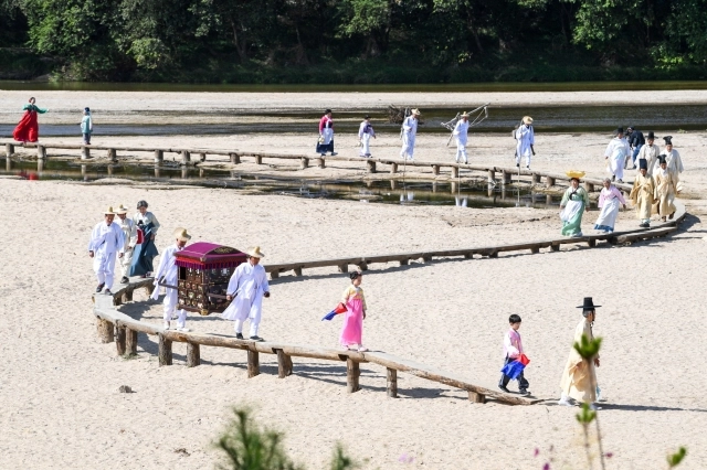 경북 영주시는 30일 무섬마을에서 조선시대 전통혼례를 재현하는 ‘외나무다리 건너 시집오는 날’ 프로그램을 진행한다. 사진은 가마를 탄 신부가 영주의 대표 관광지인 무섬마을 앞 외나무다리를 건너는 장면. 영주시 제공