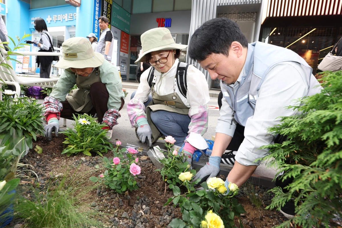 지난 27일 서울 강남구의 강남정원사들과 성동ENG 직원들이 강남역~논현역 구간에 조성된 화단에 꽃과 식물을 가꾸고 있다. 강남구 제공