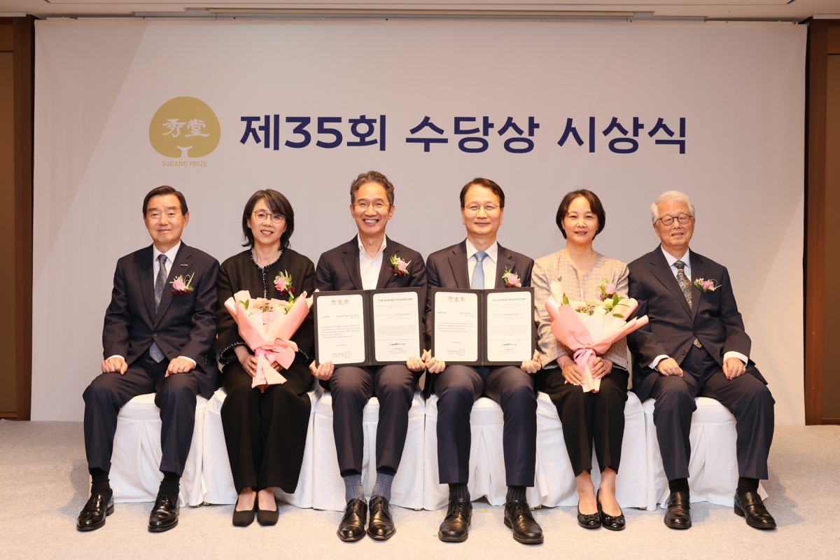 김윤(왼쪽 첫 번째) 수당재단 이사장과 황일두(세 번째) 포항공대 석좌교수 내외, 조성배(네 번째) 연세대 교수 내외 등이 지난 27일 서울 중구 롯데호텔에서 열린 수당상 시상식에서 기념촬영을 하고 있다. 삼양그룹 제공