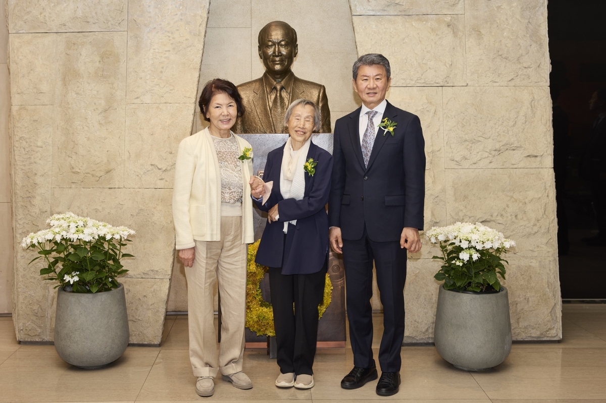 포니정재단이 28일 서울 강남구 삼성동 아이파크타워 포니정홀에서 ‘제20회 포니정 혁신상’ 시상식을 가진 가운데 정몽규(오른쪽부터) 포니정재단 이사장과 올해의 수상자인 정영선 조경가, 고 정세영 HDC그룹 명예회장의 부인 박영자 여사가 기념촬영을 하고 있다. 포니정재단 제공