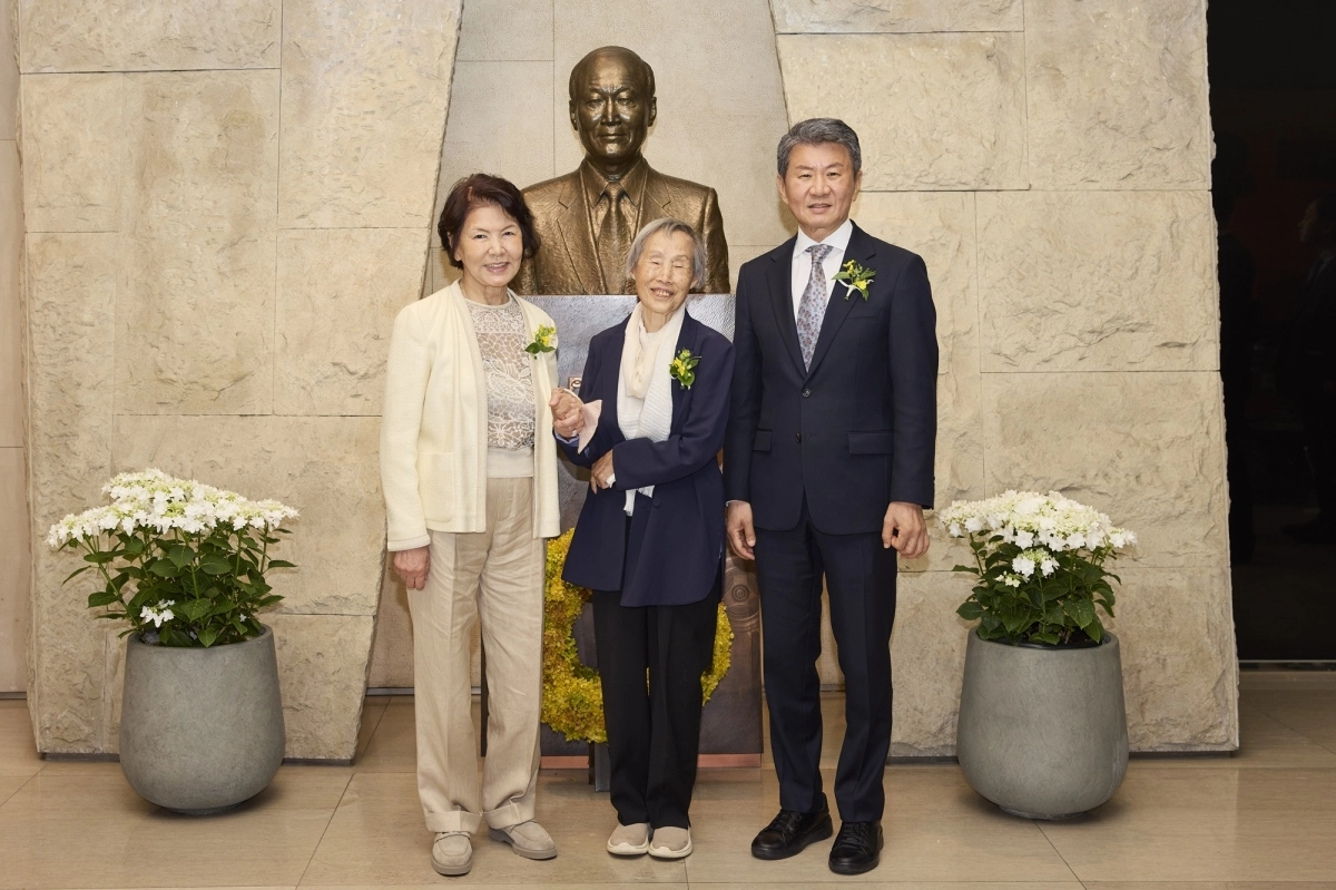 포니정재단이 28일 서울 강남구 삼성동 아이파크타워 포니정홀에서 ‘제20회 포니정 혁신상’ 시상식을 가진 가운데 정몽규(오른쪽부터) 포니정재단 이사장과 올해의 수상자인 정영선 조경가, 고 정세영 HDC그룹 명예회장의 부인 박영자 여사가 기념촬영을 하고 있다. 포니정재단 제공