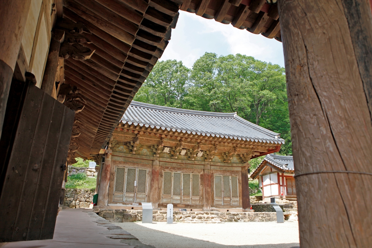 화암사 경내에 들어서면 마당의 크기만큼 작은 하늘이 열린다. 심인보 작가가 말한 사찰과는 다른 ‘절집’의 정감이다.