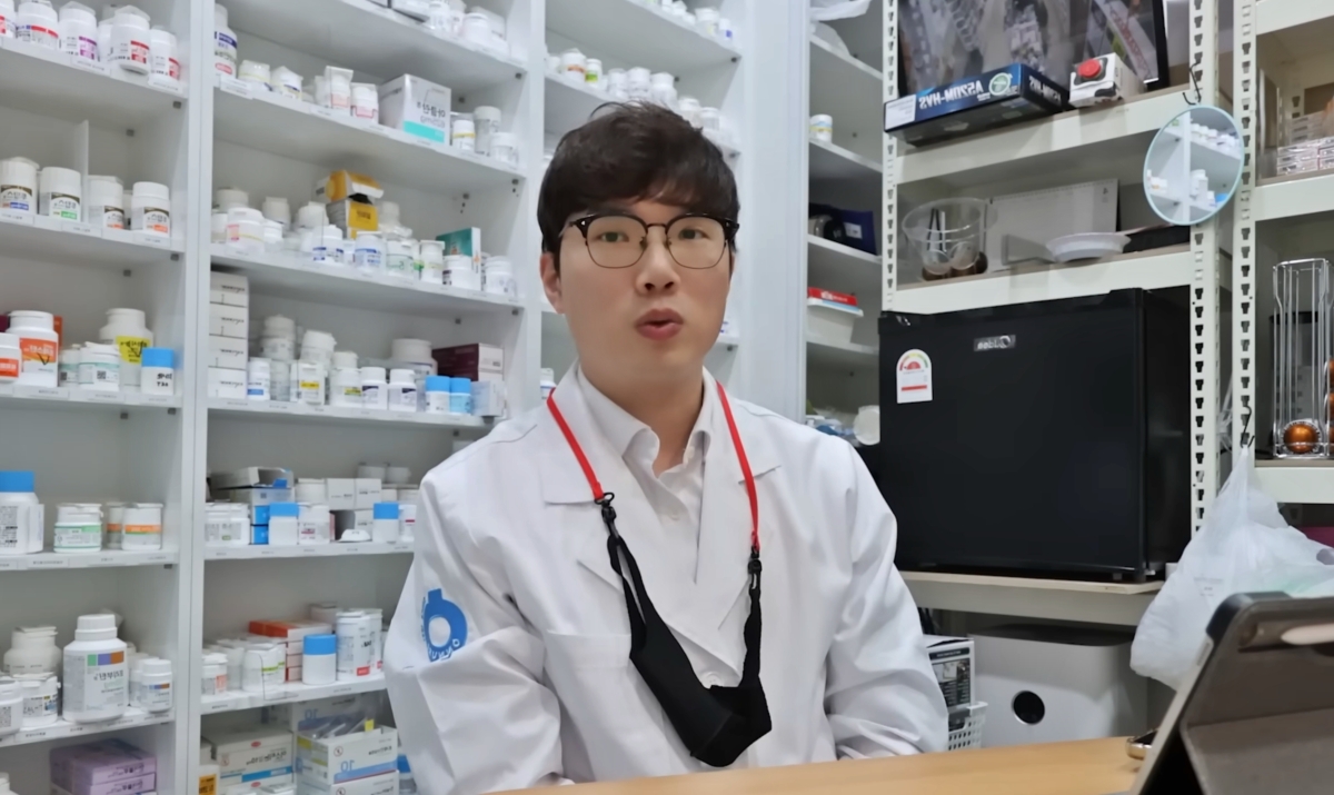 서소문 고가차도 붕괴사고로 숨진 감리단장 60대 안모씨는 약사부부 유튜버 ‘약쀼’의 부친인 것으로 전해졌다. 2026.5.27 약쀼 화면