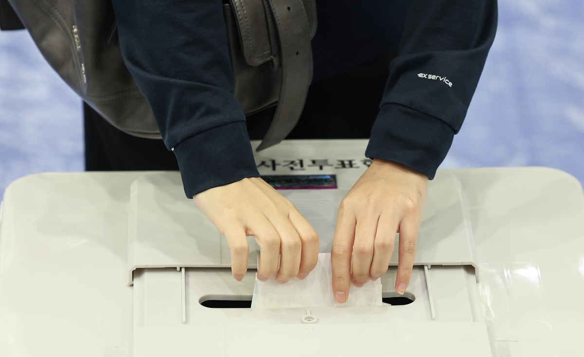 제9회 전국동시지방선거 사전투표 첫날인 29일 대구 북구 시민체육관에 마련된 사전투표소에서 유권자가 투표하고 있다. 2026.5.29. 연합뉴스