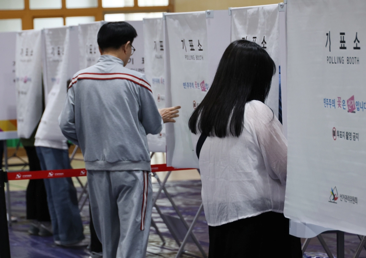 제9회 전국동시지방선거 사전투표일인 29일 충북 청주 창신초등학교 사전투표소에서 시민들이 투표하고 있다. 2026.5.29 연합뉴스
