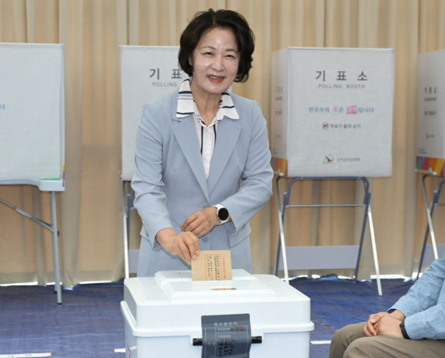 추미애 더불어민주당 경기도지사 후보가 29일 경기 수원시 팔달구 인계동 행정복지센터에 마련된 사전투표소에서 투표를 하고 있다.