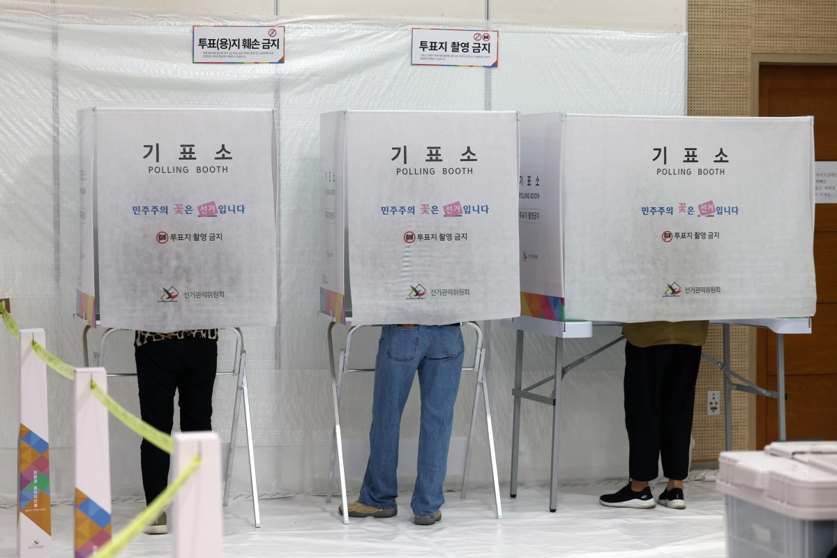 6·3 지방선거 및 국회의원 재·보궐선거 사전투표 첫날인 29일 오전 울산 남구 신정2동 행정복지센터에 마련된 사전투표소에서 유권자들이 투표용지에 기표하고 있다. 연합뉴스