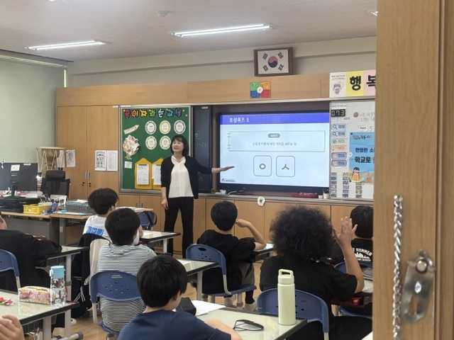 지난해 서울 강동구의 한 초등학교에서 학생들이 ‘학교로 찾아가는 경제교실’의 경제 강의를 듣고 있다. 강동구 제공