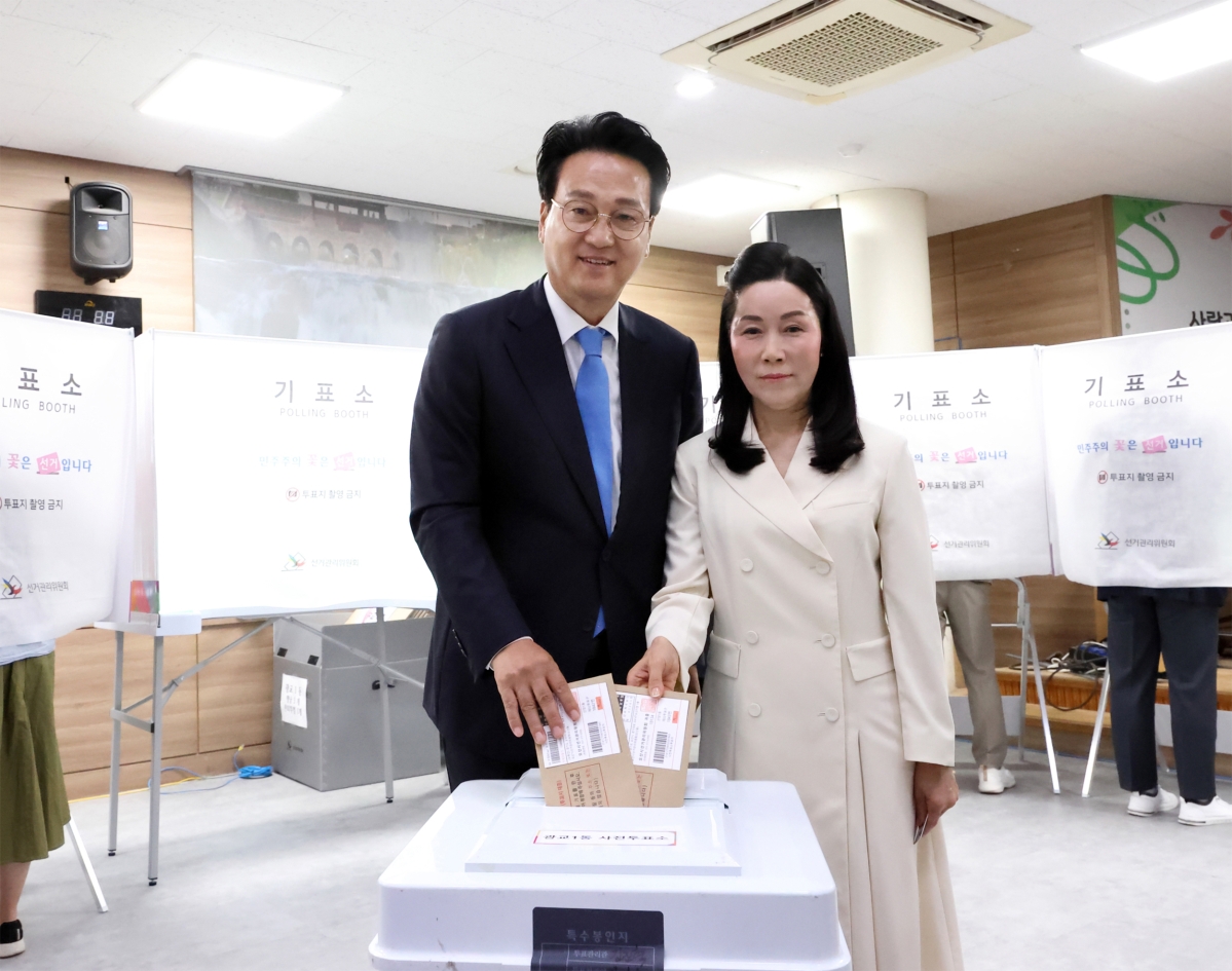 안민석 경기도교육감 민주진보 단일후보가 사전투표 첫날인 29일 아침 7시 광교1동행정복지센터에서 배우자와 함께 투표함에 투표지를 넣고 있다. 안민석 캠프 제공