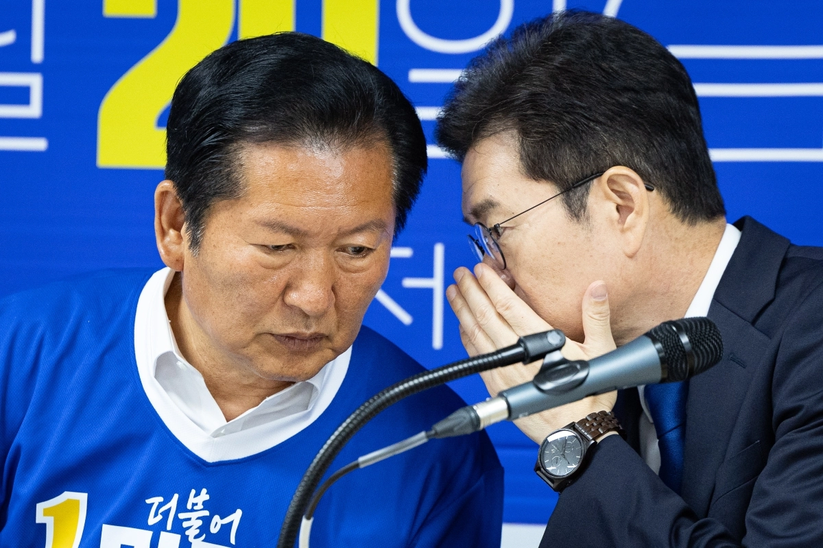 (서울=뉴스1) 유승관 기자 = 정청래 더불어민주당 대표와 정원오 더불어민주당 서울시장 후보가 29일 서울 중구 태평빌딩에 위치한 정원오 서울특별시장 후보 선거사무소에서 열린 서울 현장 중앙선거대책위원회의에서 대화하고 있다. 뉴스1