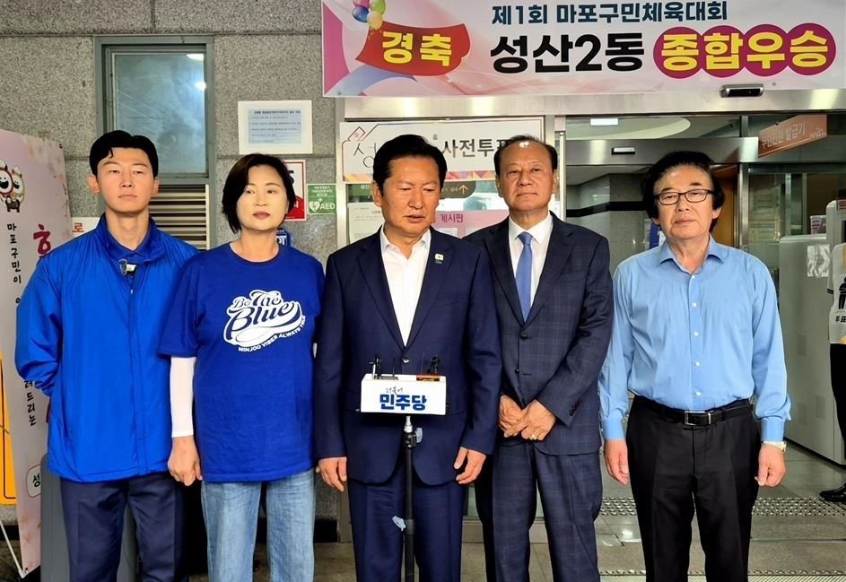사전투표를 마치고 질의응답 모습 (사진왼쪽부터 채우진 서울시의원후보, 최은하 마포구의원후보, 정청래 대표, 유동균 마포구청장후보, 김기덕 서울시의원후보)
