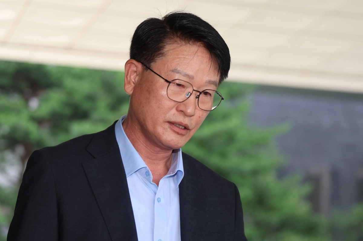 이영팔 전 소방청 차장이 지난해 7월 오전 서울 서초구 서울고등법원에 마련된 조은석 내란 특검 사무실에 참고인 신분으로 출석하고 있다.  뉴시스