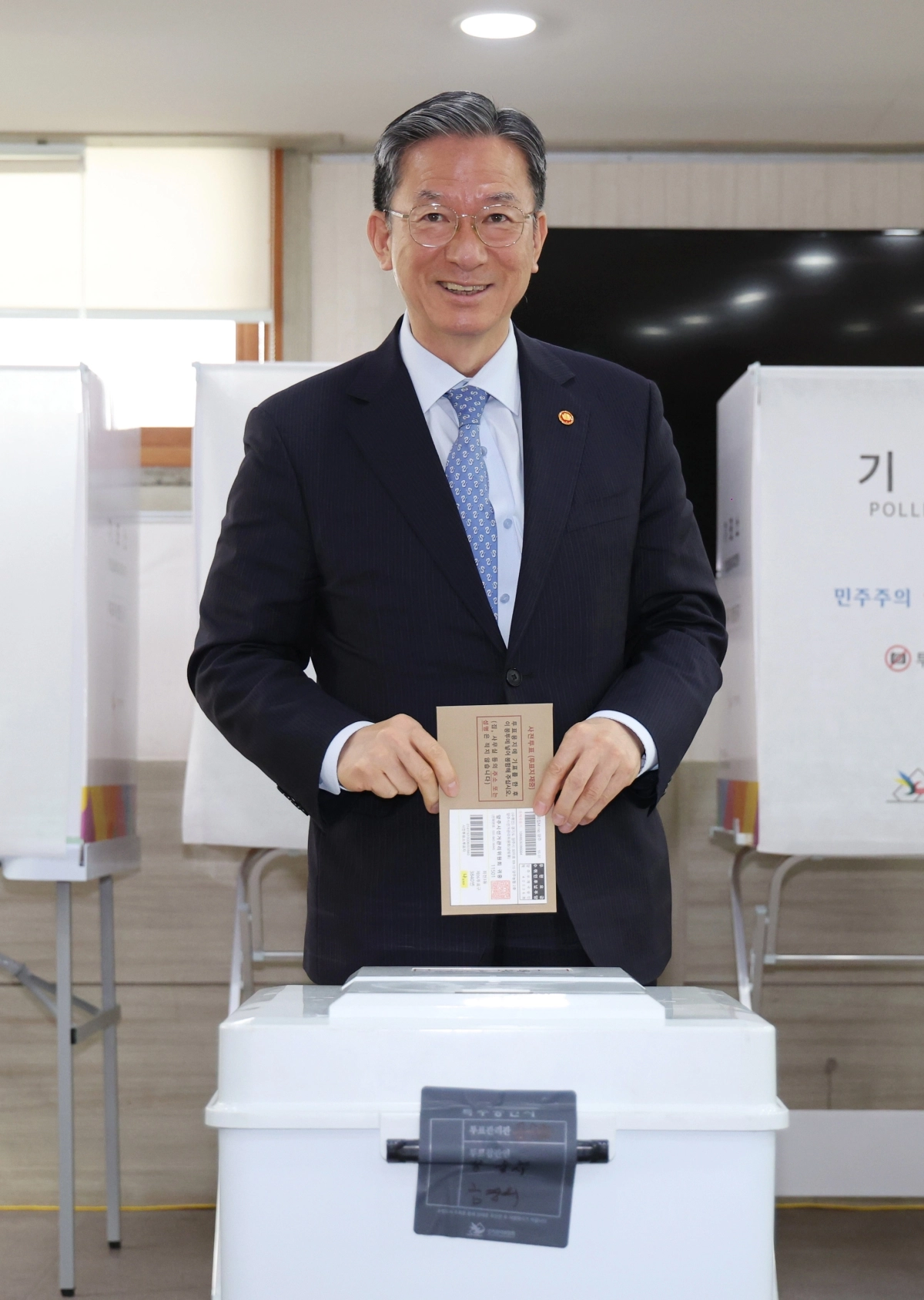 사전투표하는 정성호 장관