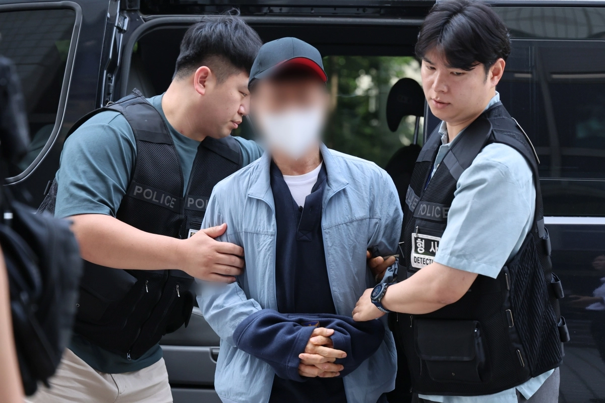 LG전자 마곡 업무단지인 사이언스파크에서 흉기를 휘둘러 2명에게 중상을 입힌 혐의로 긴급 체포된 LG전자 협력업체 직원인 정모(60)씨가 29일 서울 양천구 서울남부지방법원에서 열리는 구속 전 피의자 심문(영장실질심사)에 출석하고 있다. 연합뉴스