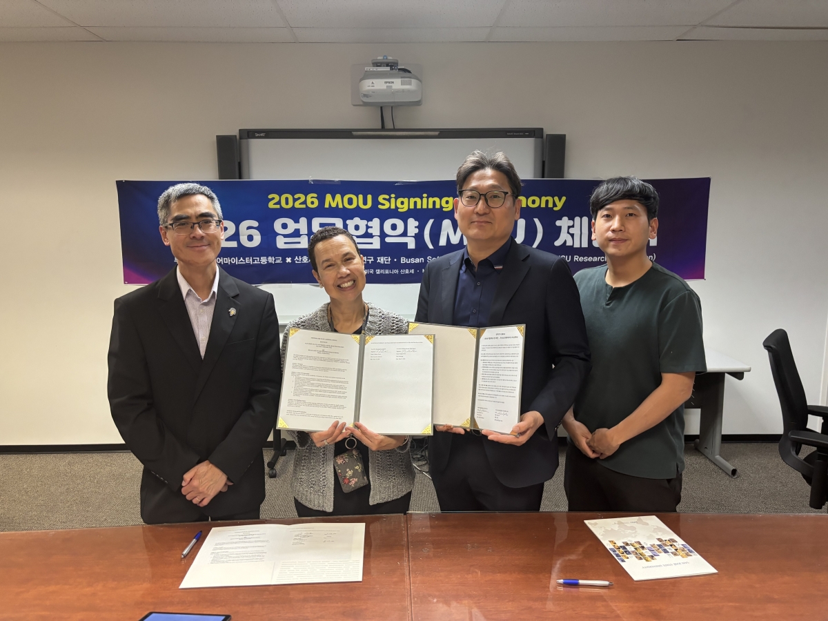 부산소프트웨어마이스터고와 산호세주립대 연구재단 관계자가 지난 19일 미국 캘리포니아주 산호세에서 ‘인공지능 교육 및 글로벌 소프트웨어 인재 양성을 위한 업무협약’을 체결하고 기념 촬영을 하고 있다. 부산시교육청 제공