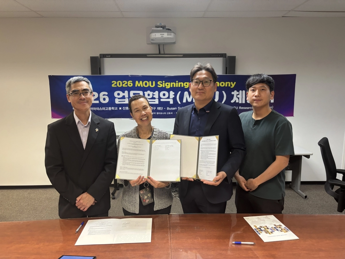부산소프트웨어마이스터고와 산호세주립대 연구재단 관계자가 지난 19일 미국 캘리포니아주 산호세에서 ‘인공지능 교육 및 글로벌 소프트웨어 인재 양성을 위한 업무협약’을 체결하고 기념 촬영을 하고 있다. 부산시교육청 제공