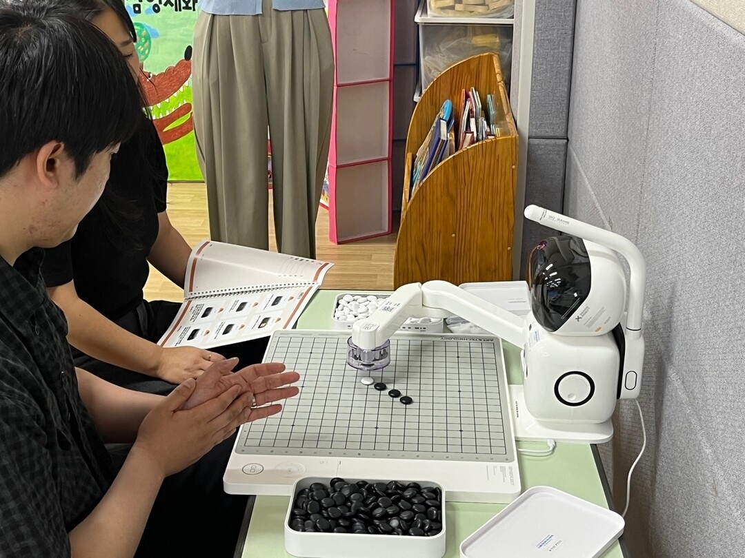어린이집에 설치된 로봇이 바둑을 두고 있다. 경북도 제공