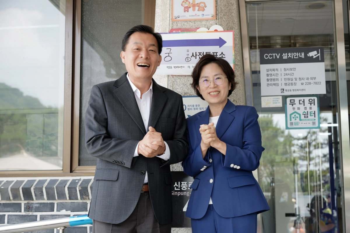이재준 민주당 수원시장 후보가 29일 오전 10시 30분 수원시 팔달구 행궁동에서 부인 이지영 여사와 함께 사전투표를 마친 뒤 기념 촬영을 하고 있다. 이재준 캠프 제공