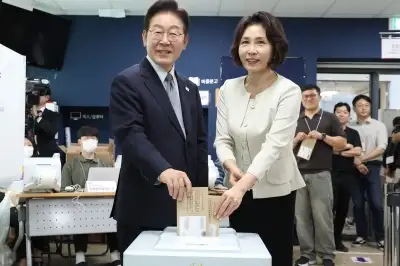 李대통령, 김여사와 첫날 사전투표… 삼청동주민센터서 한표