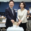 李대통령, 김여사와 첫날 사전투표… 삼청동주민센터서 한표