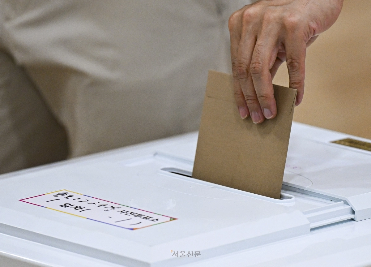 제9회 전국동시지방선거 사전투표 첫날인 29일 서울 종로구 종로1·2·3·4가동 주민센터에 마련된 사전투표소에서 유권자들이 투표하고 있다. 2026.5.29 이지훈 기자