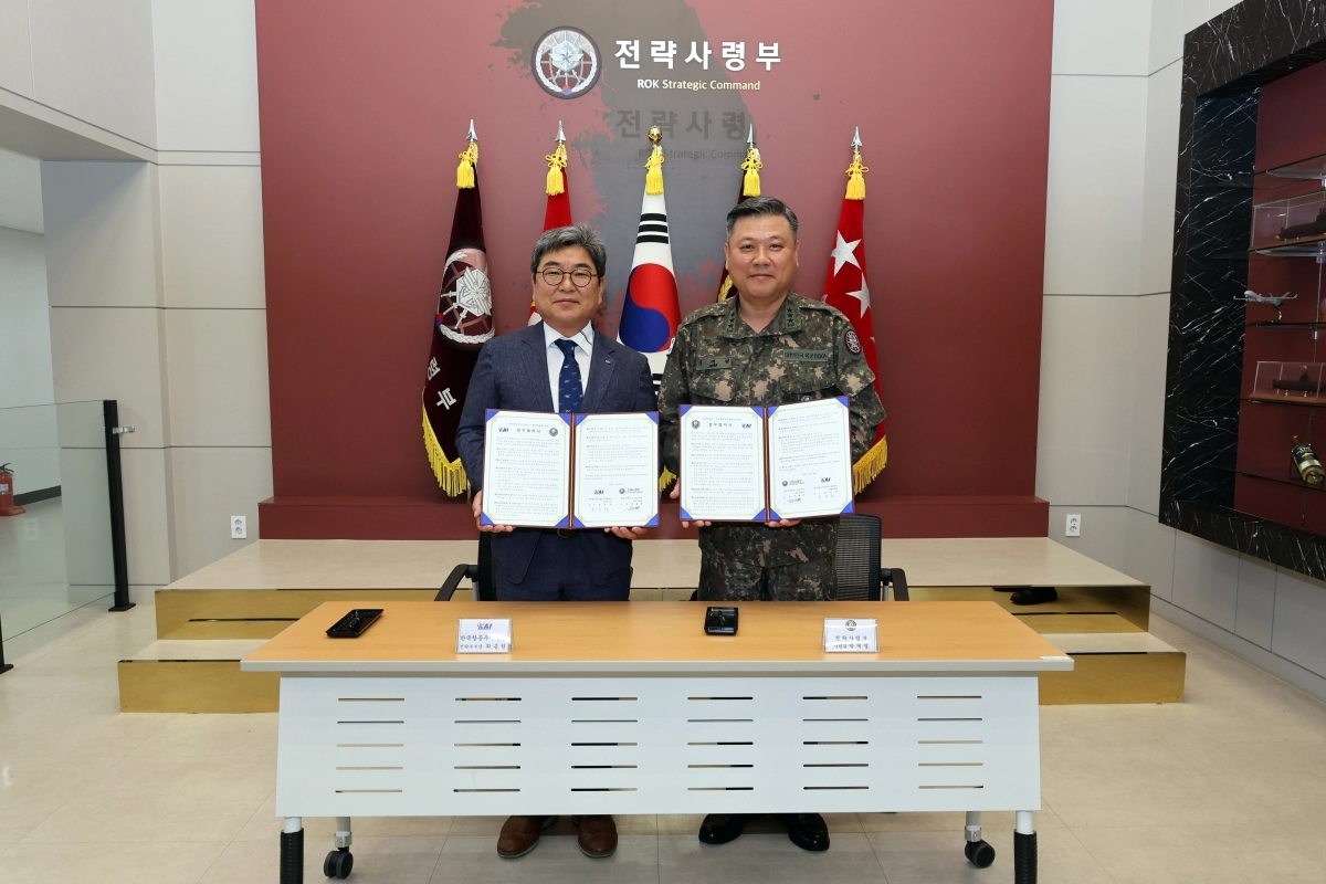 최종원(왼쪽) 한국항공우주산업(KAI) 전략본부장과 박재열 전략사령관이 29일 전략사령부에서 상호 전략적 파트너십 구축 및 업무협력 강화를 위한 업무협약을 체결하고 기념촬영을 하고 있다. 한국항공우주산업 제공