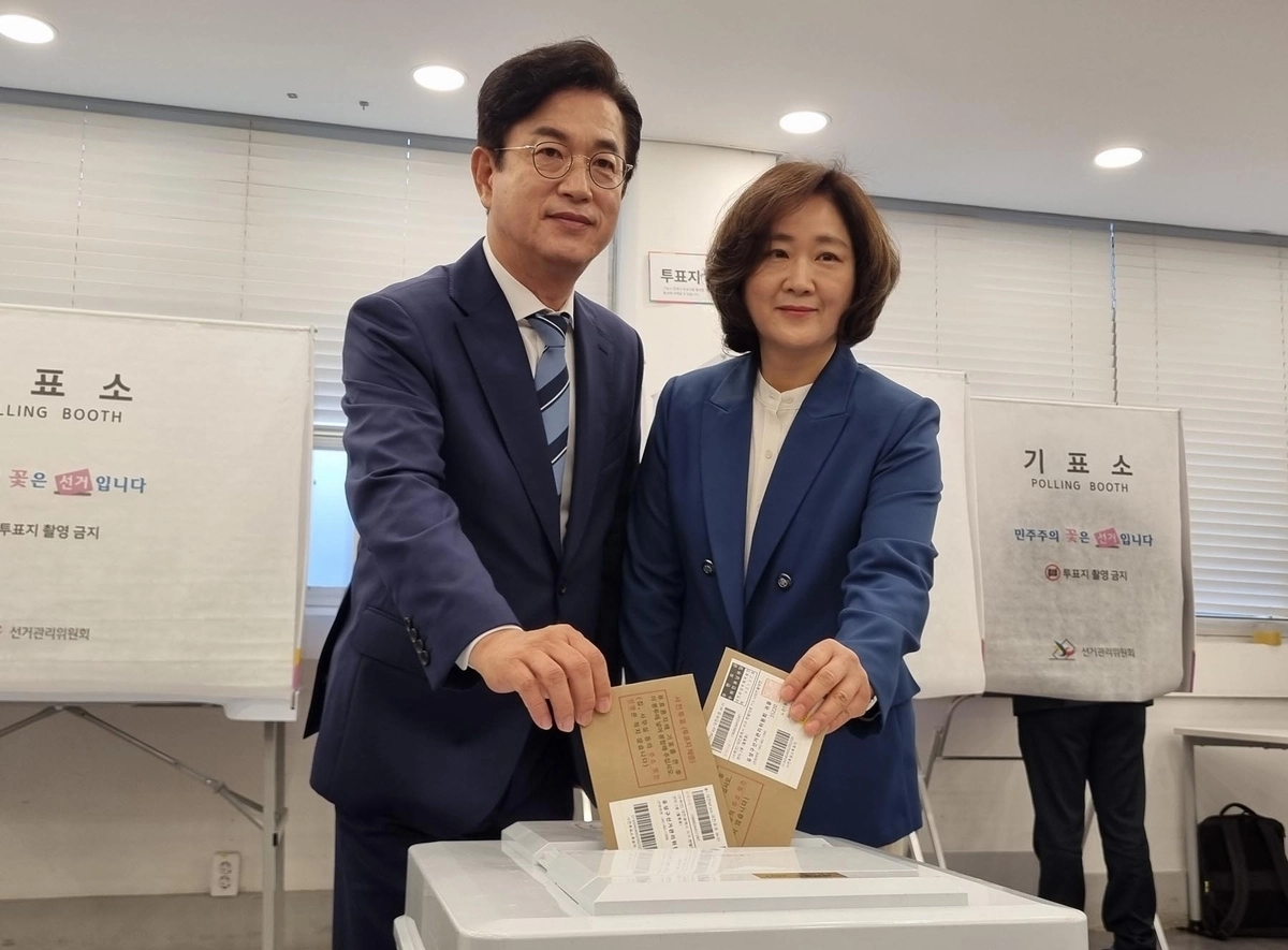 허태정 민주당 대전시장 후보가 29일 대전 중구 사전투표소에서 배우자와 투표하고 있다. 대전 연합뉴스