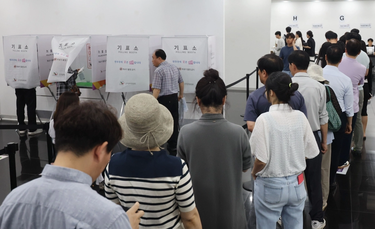 제9회 전국동시지방선거 사전투표일인 29일 서울 강남구 역삼1동 주민센터에 마련된 사전투표소에서 시민들이 투표를 하기 위해 줄지어 서있다. 2026.5.29 연합뉴스
