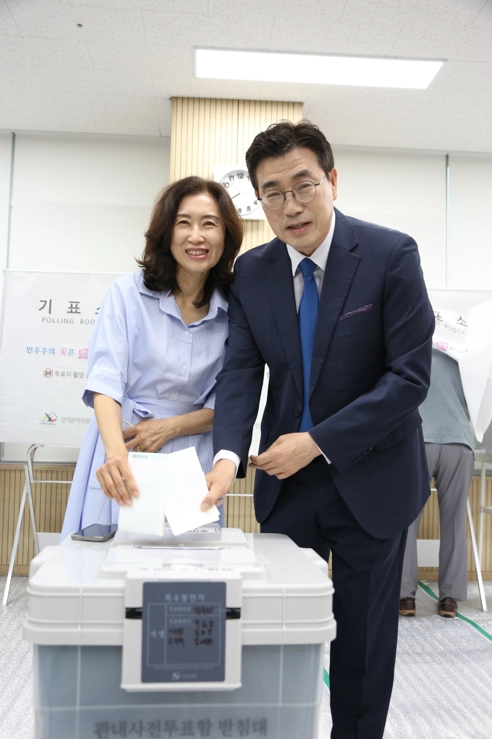 최원용 민주당 평택시장 후보가 29일 오전 동삭동행정복지센터에서 배우자와 함께 사전투표를 하고 있다. 최원용 캠프 제공