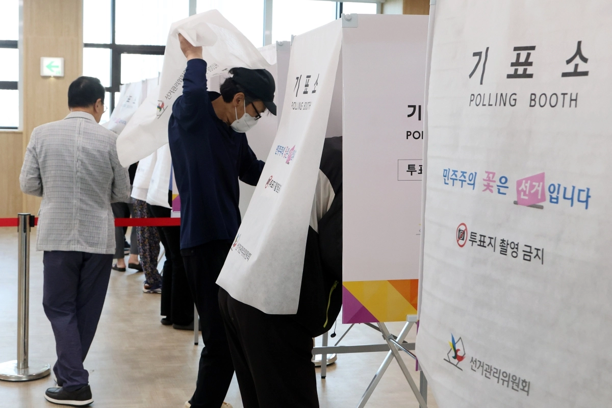 제9회 전국동시지방선거 사전투표 첫날인 29일 광주 서구 농성2동 공공복합청사에 마련된 사전투표소에서 시민들이 투표하고 있다. 2026.5.29 연합뉴스