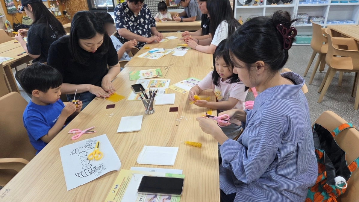 서울 성동구 ‘토요 가족환경교육’ 밀랍초 만들기 체험이 진행 중인 모습. 성동구 제공