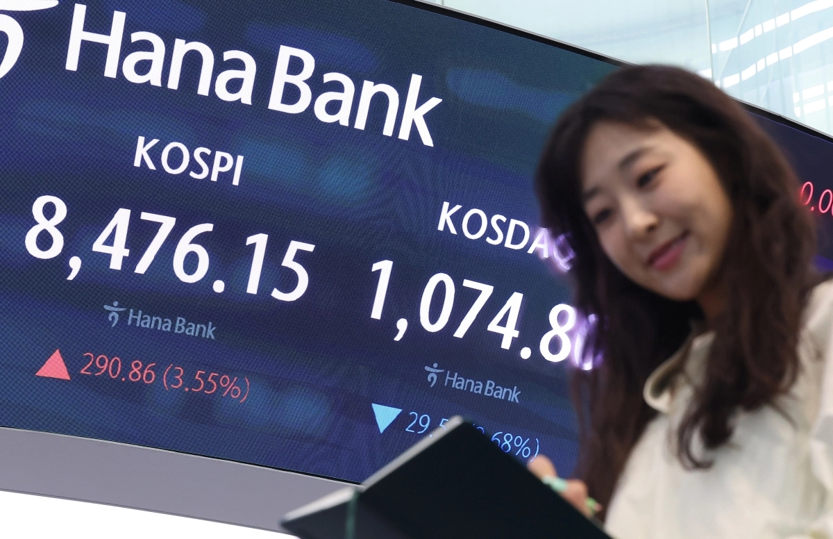 29일 서울 중구 하나은행 본점 딜링룸 전광판에 코스피, 코스닥 지수가 표시돼 있다. 이날 코스피는 전장보다 290.86포인트(3.55%) 오른 8476.15로, 코스닥은 29.56포인트(2.68%) 내린 1074.80으로 마감했다. 2026.5.29. 연합뉴스