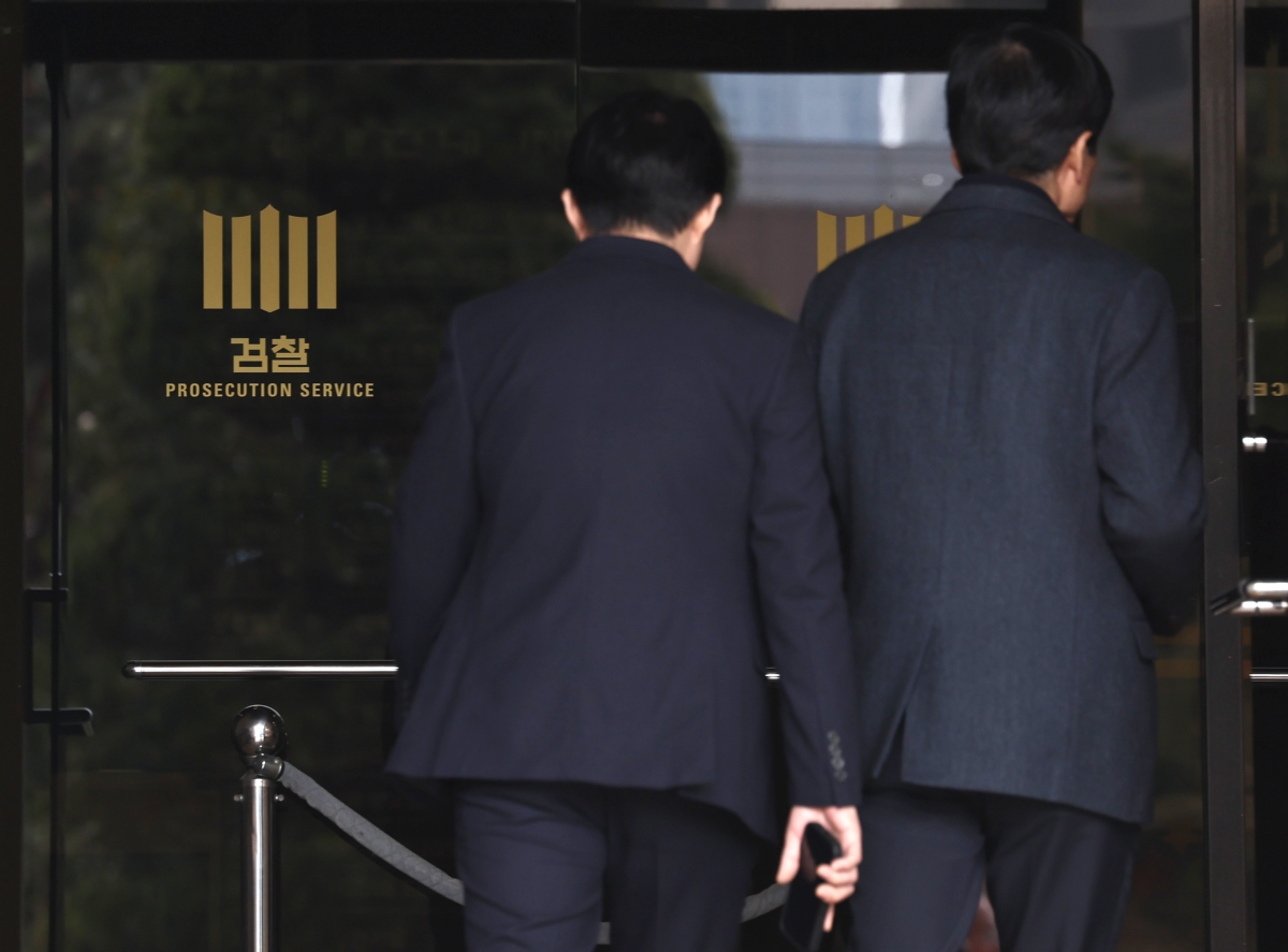 사진은 3월 23일 ‘도이치모터스 수사 무마 의혹’과 관련해 압수수색이 진행중인 서울중앙지검. 뉴스1