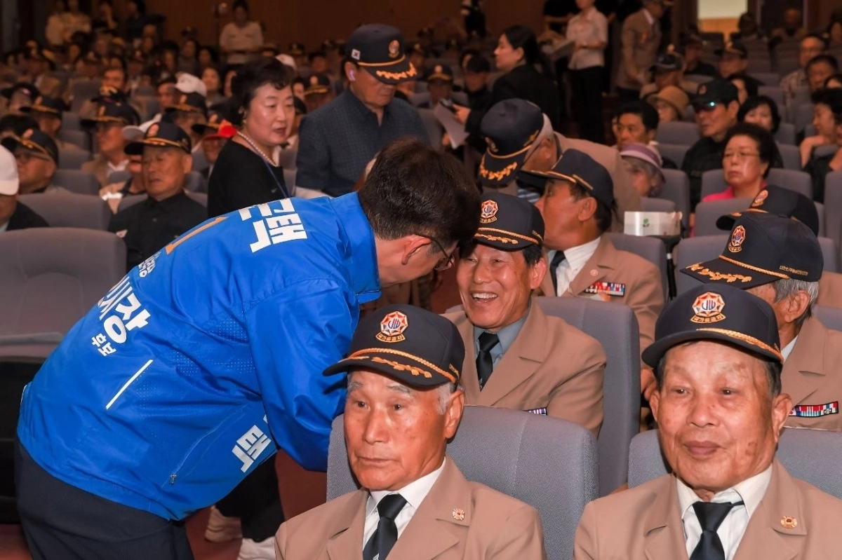 현근택 민주당 용인시장 후보가 29일 용인시청에서 열린 ‘제4회 해외 파병용사의 날 및 월남전 참전 62주년 기념행사’에 참석해 호국용사들과 인사하고 있다. 현근택 캠프 제공