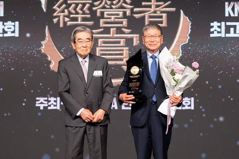 서병륜 로지스올그룹회장 ‘제56회 한국의 경영자상’ 수상 기념사진. 왼쪽부터 이봉서 KMA 한국능률협회 회장, 서병륜 로지스올그룹 회장. (사진 제공=로지스올)