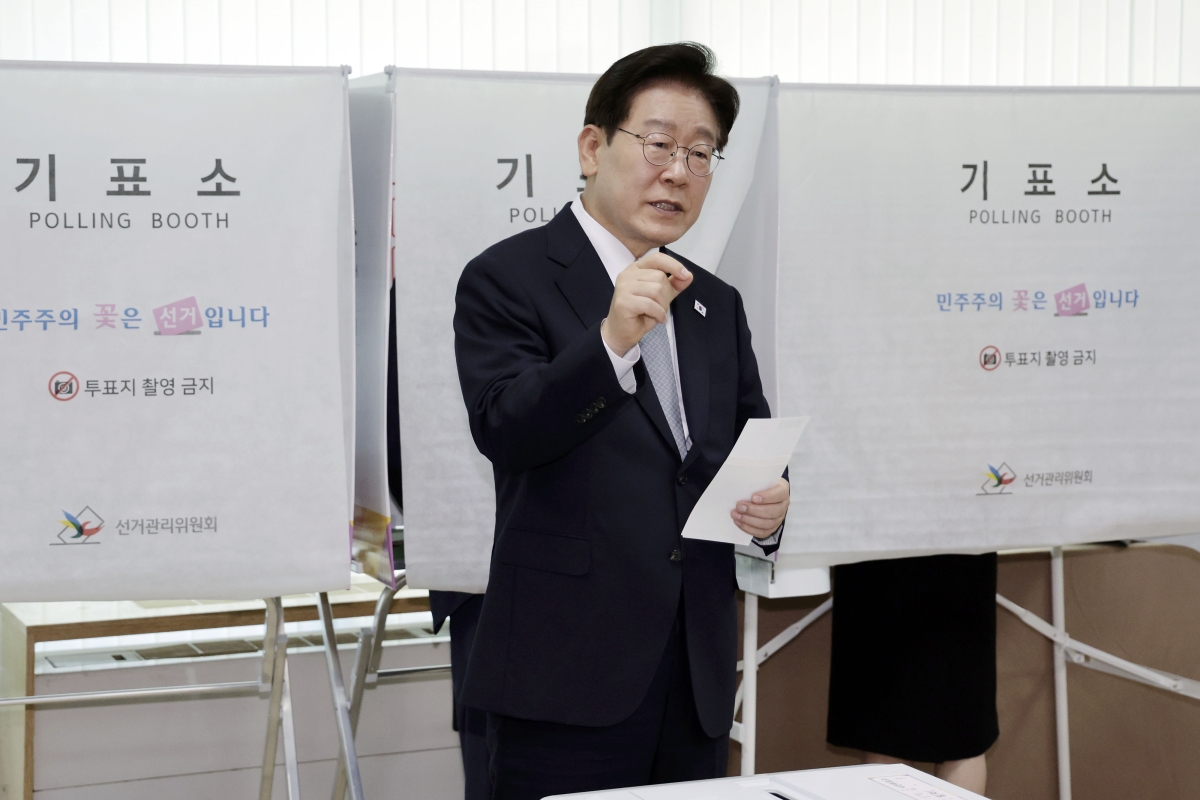 투표 관련 문의하는 이재명 대통령
