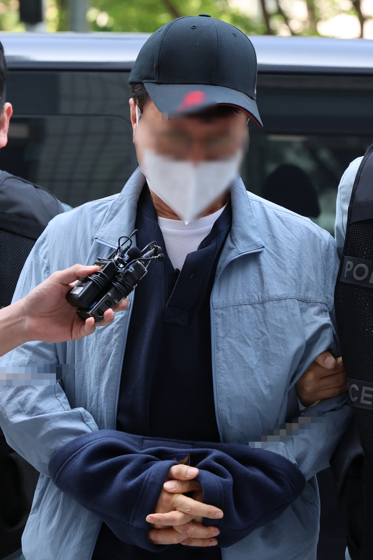 LG전자 마곡 업무단지인 사이언스파크에서 칼을 휘둘러 2명에게 중상을 입힌 혐의로 긴급 체포된 LG전자 협력업체 직원인 A씨가 29일 서울 양천구 서울남부지법에서 열린 구속 전 피의자 심문(영장실질심사)에 출석하고 있다. 연합뉴스