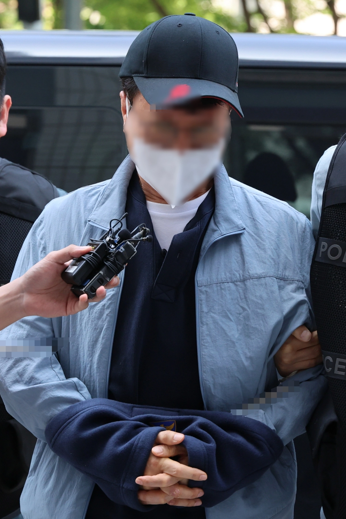 LG전자 마곡 업무단지인 사이언스파크에서 칼을 휘둘러 2명에게 중상을 입힌 혐의로 긴급 체포된 LG전자 협력업체 직원인 A씨가 29일 서울 양천구 서울남부지법에서 열린 구속 전 피의자 심문(영장실질심사)에 출석하고 있다. 연합뉴스