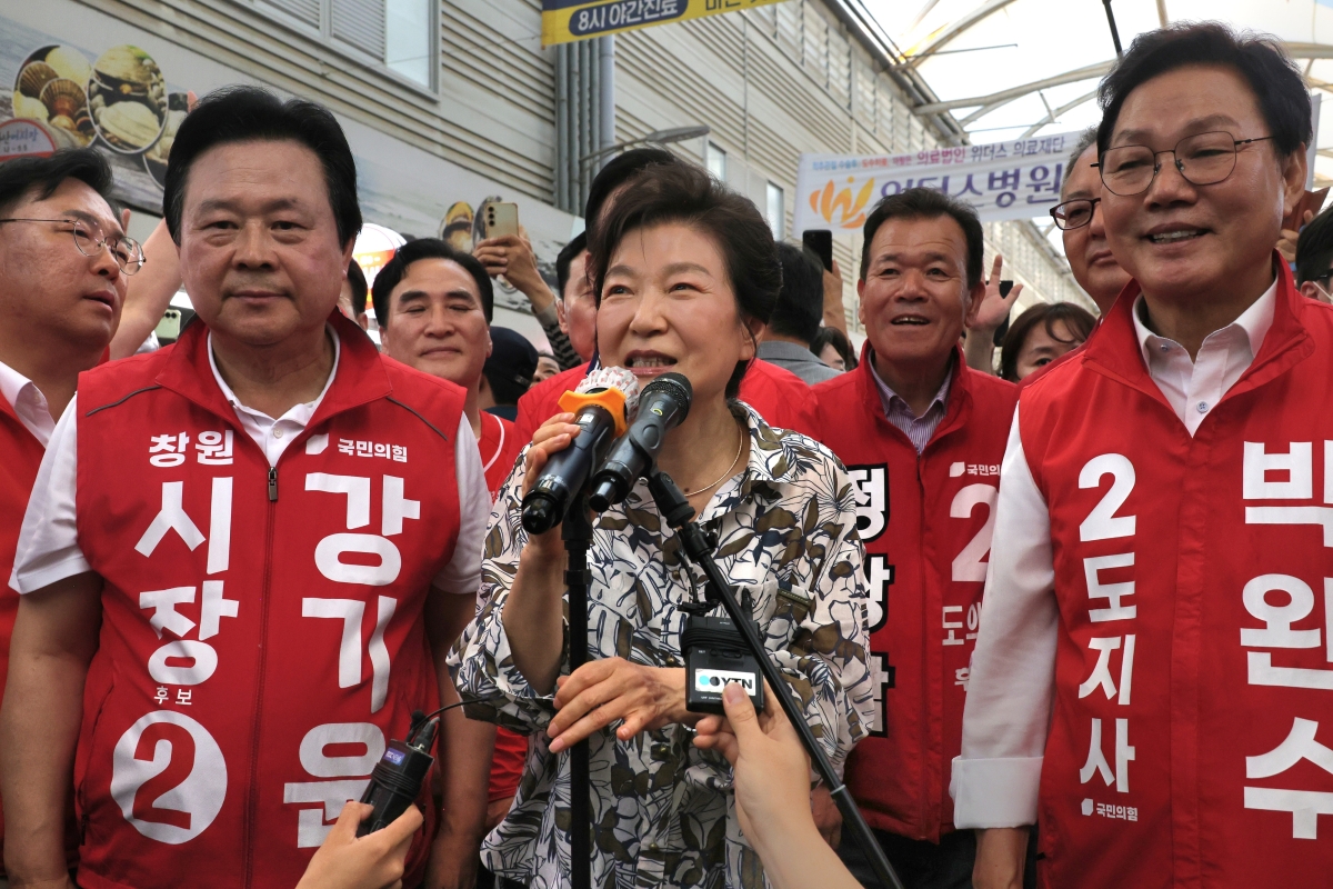 박근혜 전 대통령이 29일 오후 경남 창원시 마산어시장을 찾아 국민의힘 박완수 경남지사 후보, 강기윤 창원시장 후보에 대해 지지를 호소하고 있다. 2026.5.29. 연합뉴스
